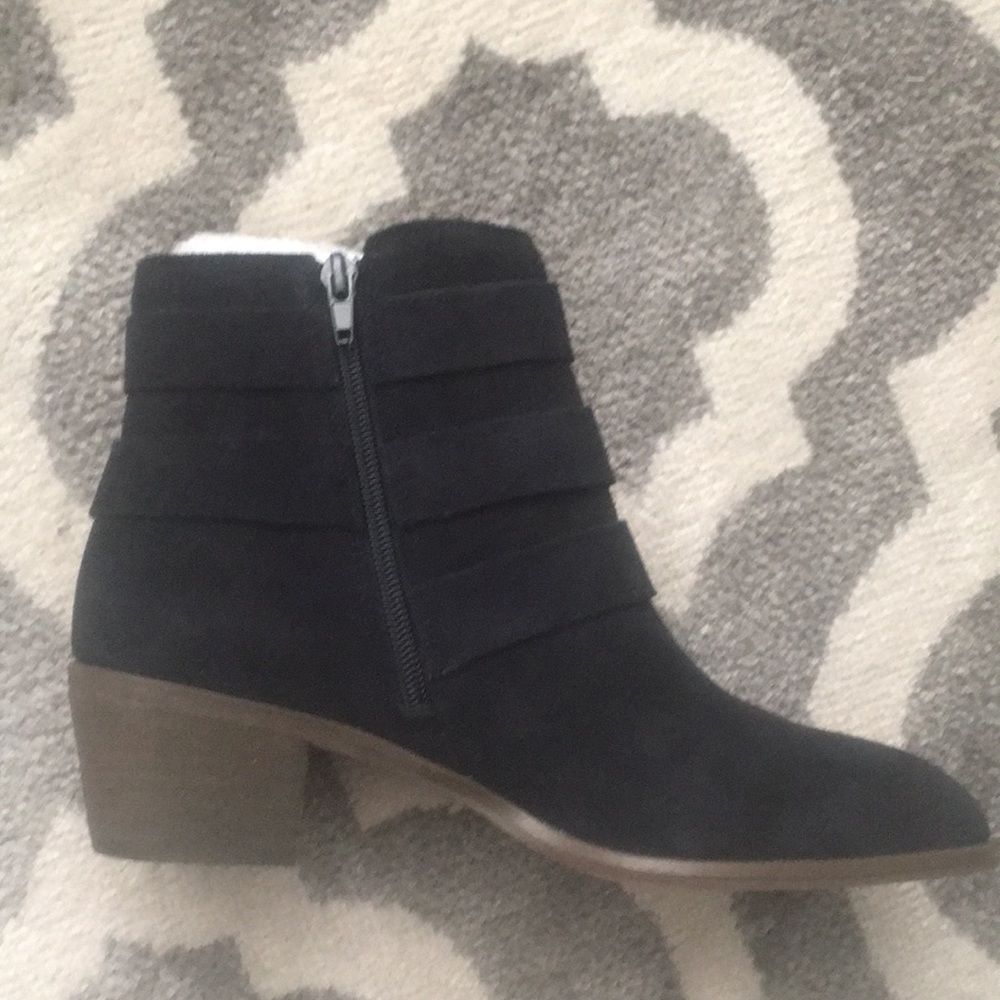 Shoes - Picture 2 of 7